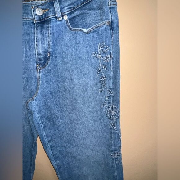 Levi’s 90’s Style Women’s Classic Bootcut Embroidered Floral Vine Side Size 6 - Picture 2 of 10